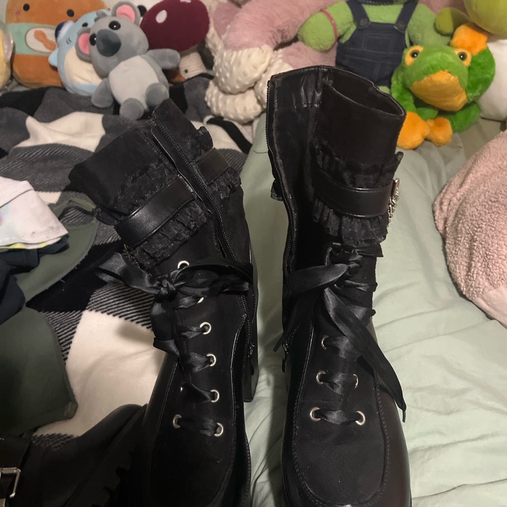 Hot topic 4 inch platforms size 10 womens
